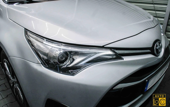 Toyota Avensis cena 77777 przebieg: 28900, rok produkcji 2016 z Stryków małe 562